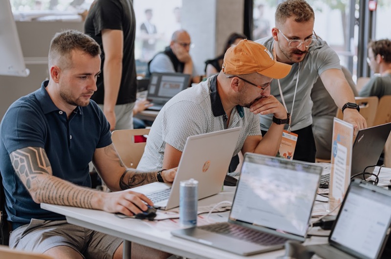 Drugi dzień 3. edycji CharITy Hackathonu ’24 – inspiracja, praca i chill!