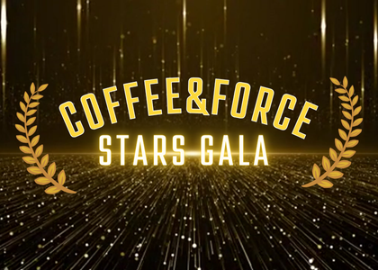 Logo Coffee&Force Stars Gala z napisem na tle złotym i efektami świetlnymi.